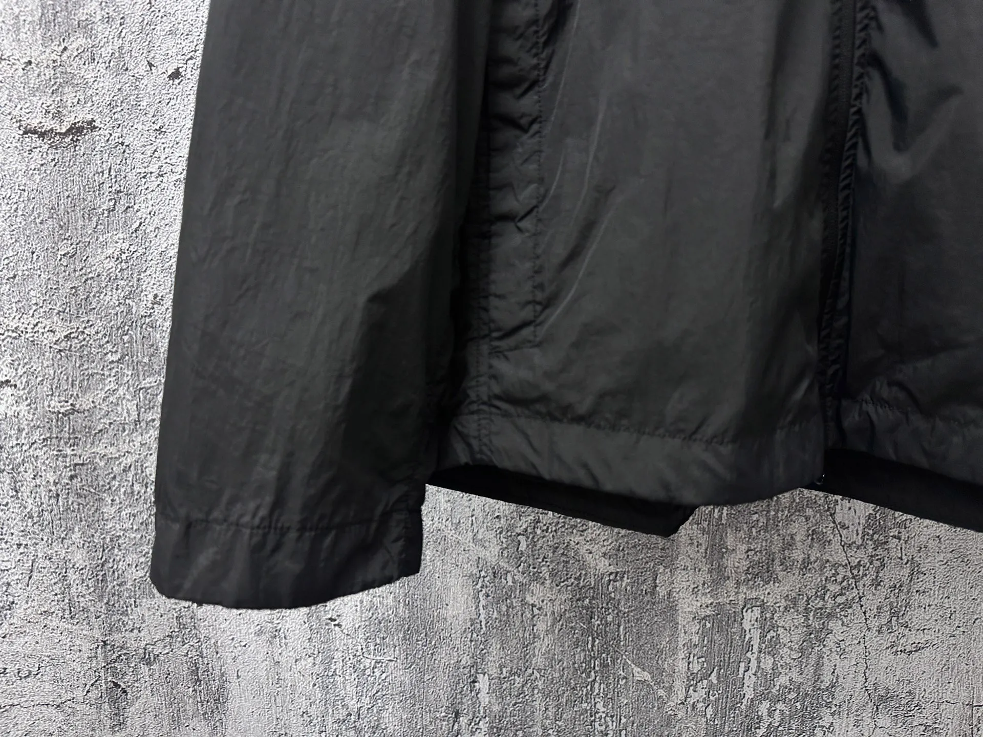 P360 [STONE ISLAND] Stone Island 25s black metal nylon jacket. Made of customized metal nylon fabric. The cost is quite high. The cross-section is Y-shaped. Fastness level is above level 3. Windproof, splash-proof, and anti-static. Garment dyeing technology gives a unique light metallic luster. Simple and elegant design. Compass mark on the left chest. Logo on the left sleeve. Uniform for men and women. Suitable for daily commuting. Size: S-XL